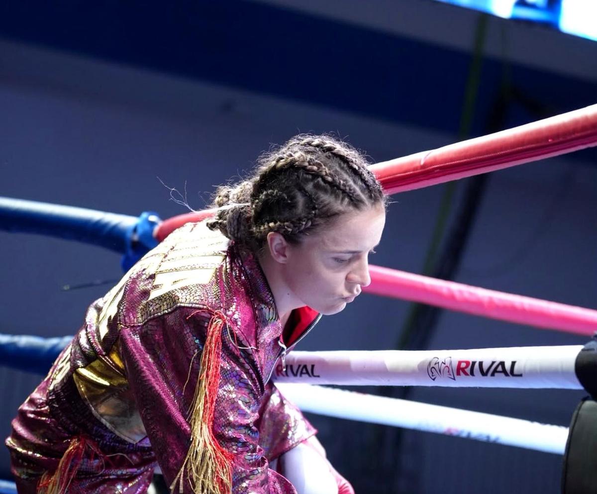 Boxeadora en la esquina antes del combate