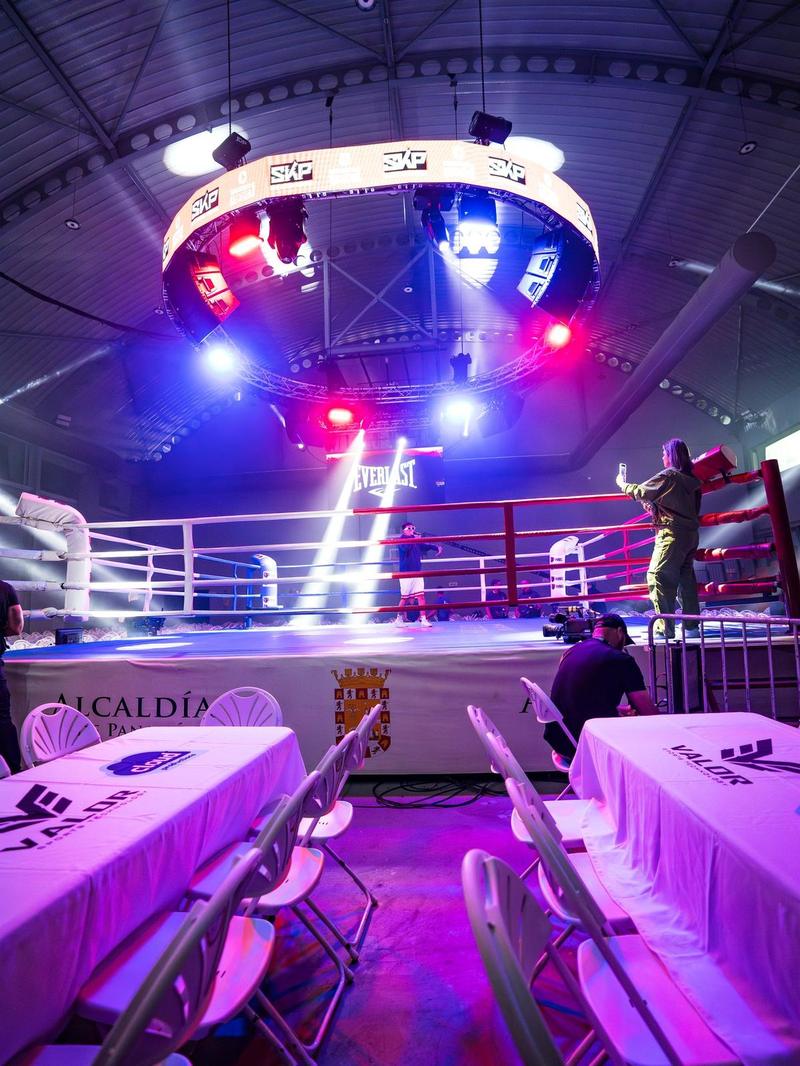 Vista general de la arena con el ring iluminado