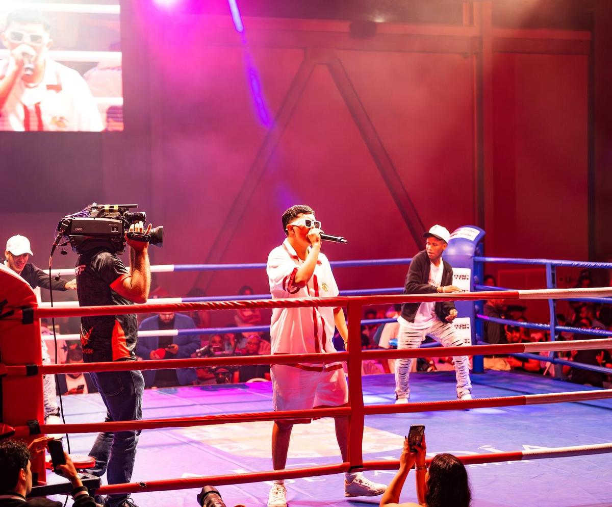 Artista nacional cantando en el ring durante Zona de Combate